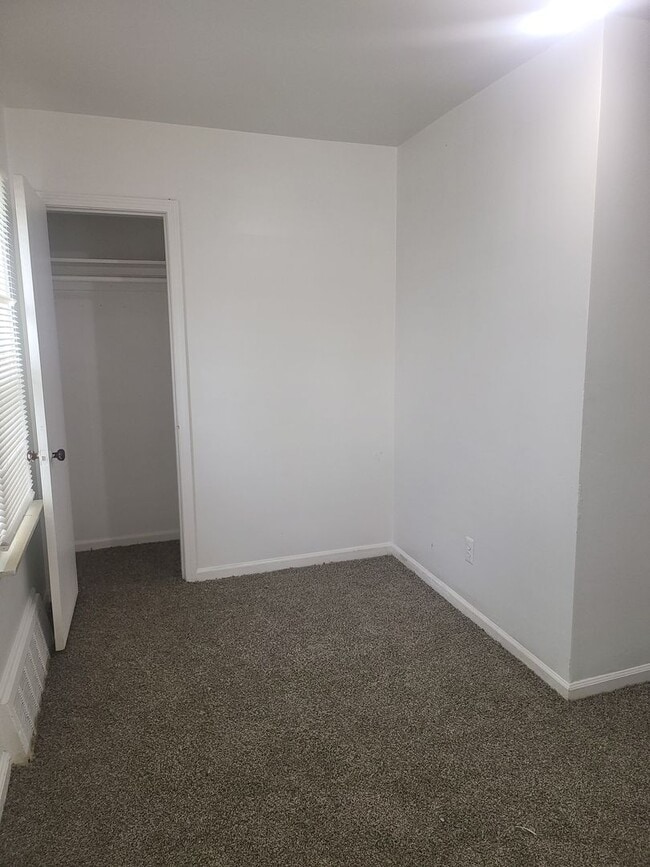 Building Photo - 3 bedroom Eastpointe $1300