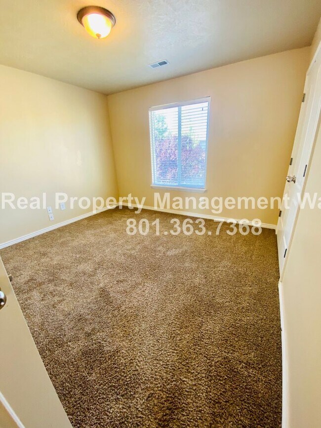 Building Photo - 5 Bedroom 3 Bathroom Riverton Home!