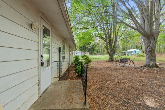 Building Photo - Updated 3-Bedroom Home on Quiet Street in Charlotte Court House!