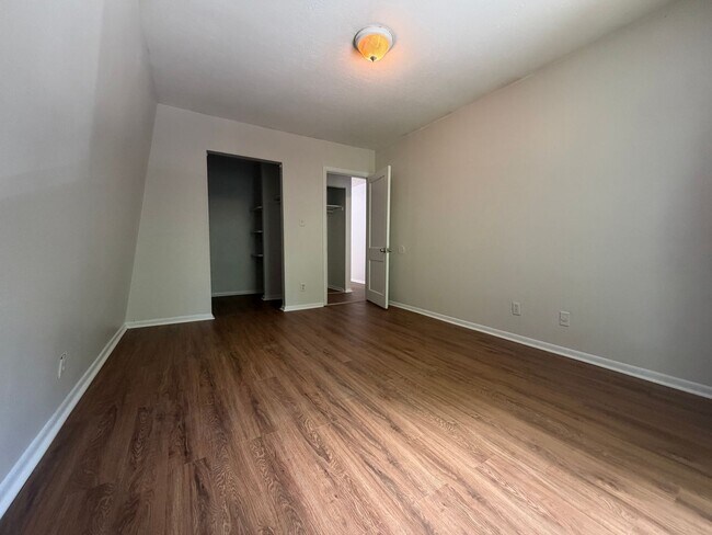 Building Photo - Spacious 1–3 Bedroom Apartments in South Louisville | Cedar Chase