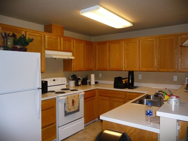 Building Photo - Easy access to shopping and freeway