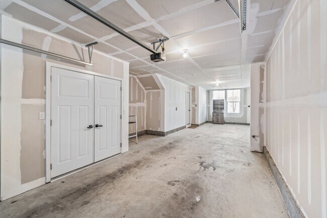 Building Photo - (Coming Soon) 3 Bedroom Townhome minutes from South End!