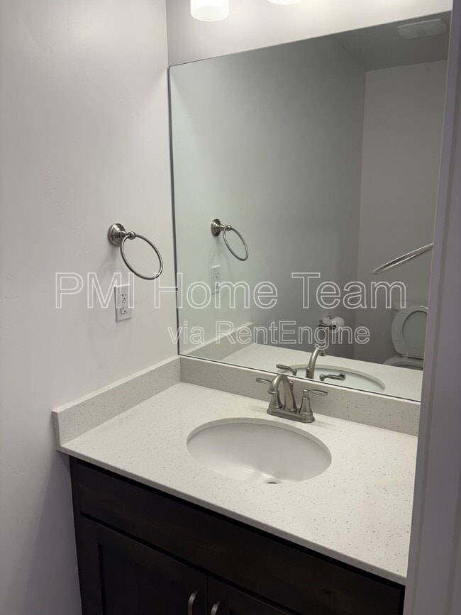 Building Photo - 614 W Cozy Ln