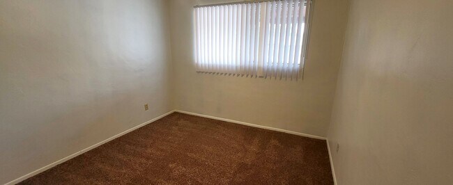 Building Photo - NICE 4 BED 2 BATH CORNER LOT HOME!!!!