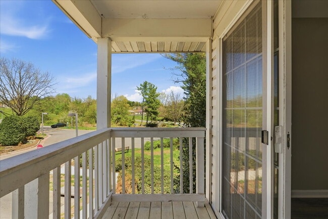 Building Photo - "Charming 2-Bed Oasis: Cozy 780 Sq Ft Retreat in Sterling, VA!"