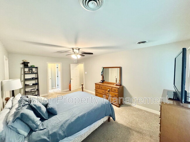 Building Photo - 342 Rossmere Dr