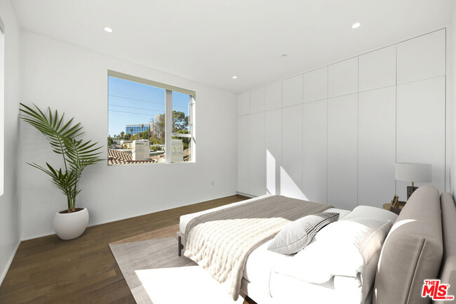Building Photo - 935 N San Vicente Blvd