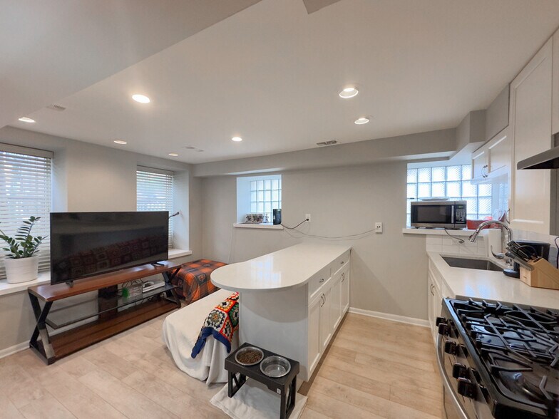 Building Photo - 2046 W Iowa St