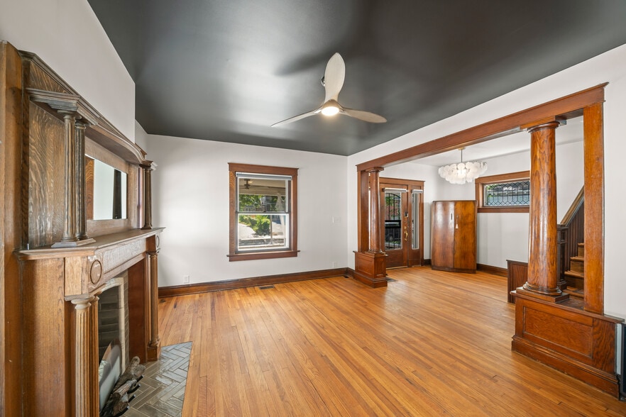 Building Photo - 834 W 39th Ter