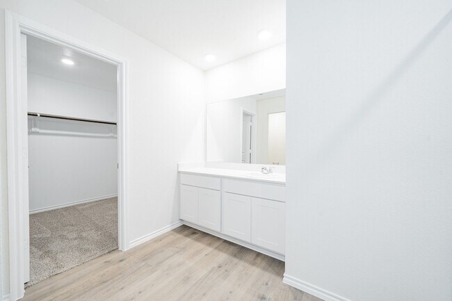 Building Photo - 2147 Thornton Dr