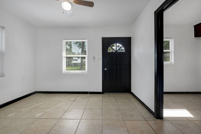 Building Photo - Convenient & Comfortable 1/1 – Updated and...