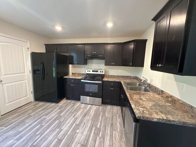 Building Photo - 1605 Gambill Wood Dr