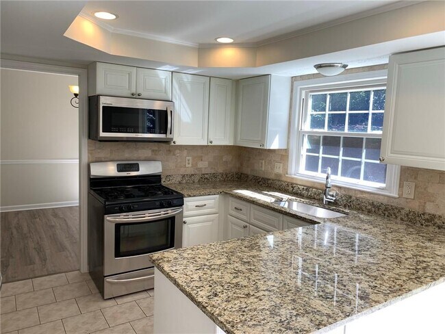 Building Photo - 4536 Woodlawn Lake Dr