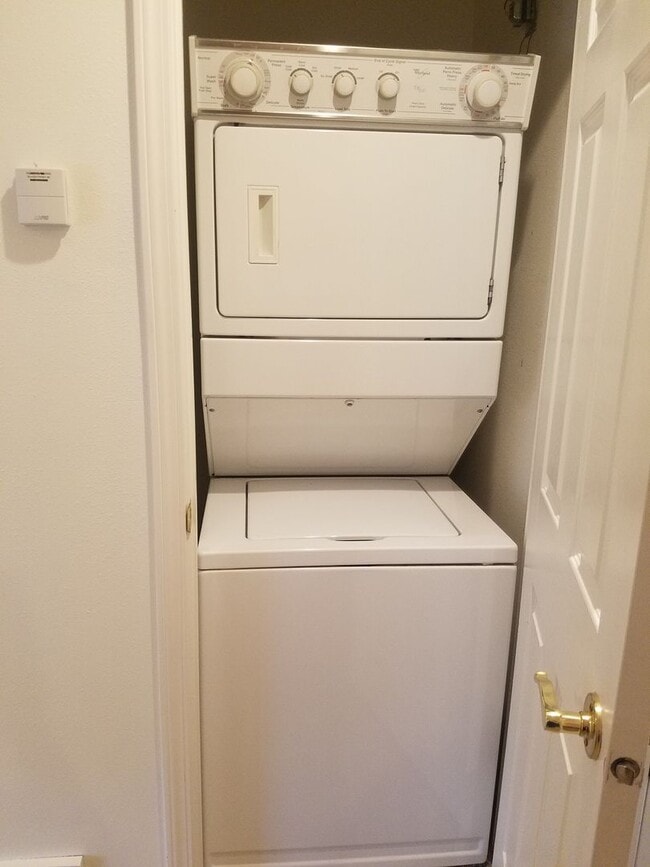 Building Photo - 2 Bedroom 1 Bath Rocky Mountain Townhome w/attached 1 car garage!