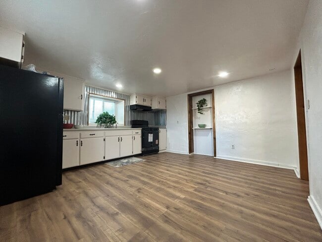 Building Photo - 607 1/2 Baca Ave