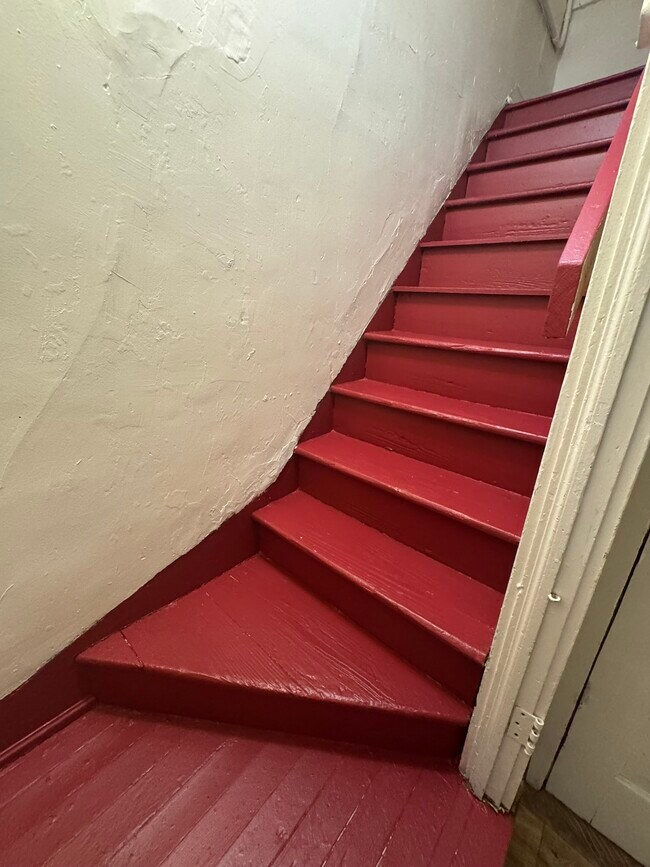 Building Photo - 215 E 9th St