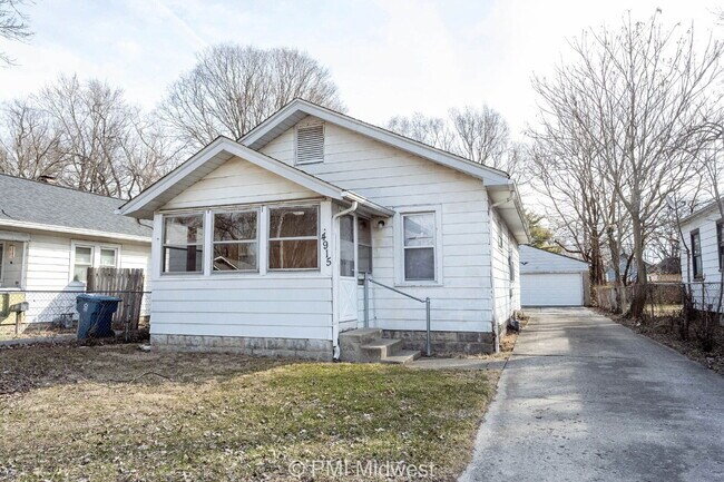 Primary Photo - "Charming 2-Bedroom Retreat in Heart of In...