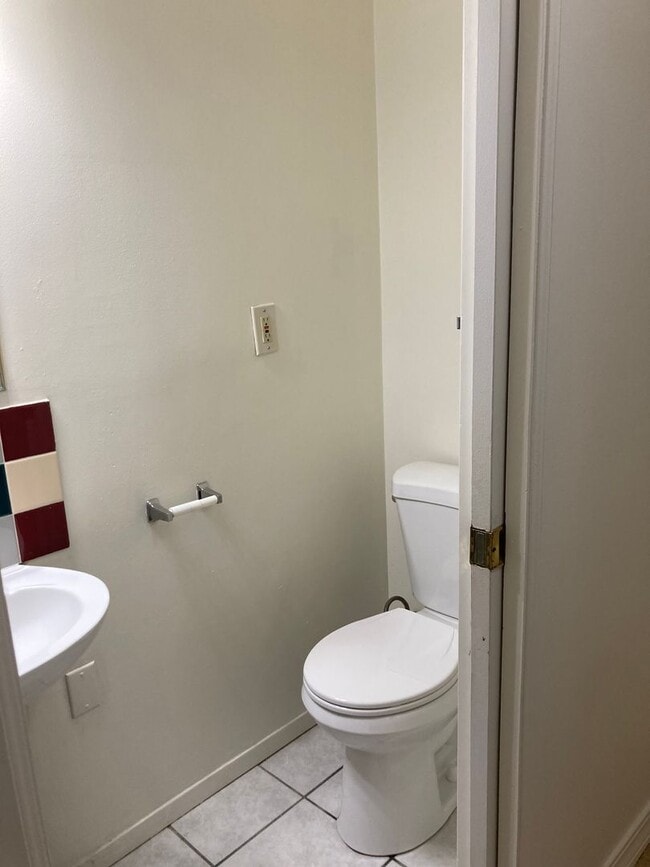 Building Photo - Cozy 4-Bedroom 1.5 Bath Gem with Fenced Ya...
