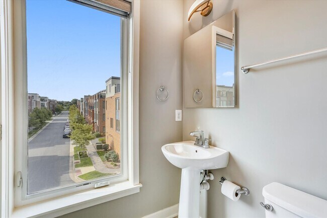 Building Photo - GREAT LOCATION!! Stunning 3BD/3.5BA luxury 4-level townhouse!