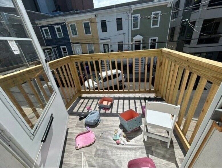 Private front deck - 42 Haverford St