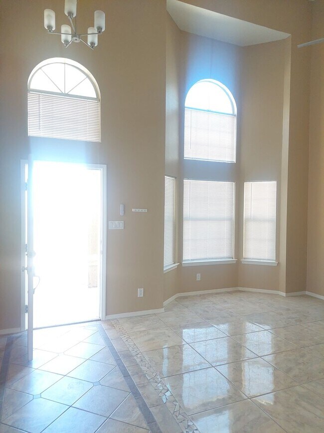 Building Photo - 4 BEDROOM 3 BATHROOM HOME! fully remodeled...