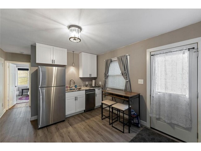 Building Photo - 4042 Lake Rd Ave