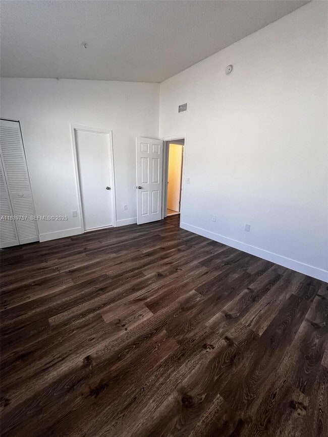 Building Photo - 6215 SW Kendale Lakes Cir