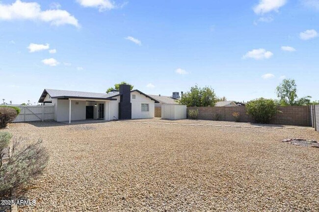 Building Photo - 414 W Santa Cruz Dr