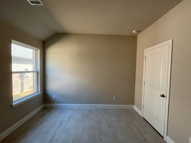 Building Photo - 612 Amenduni Ln