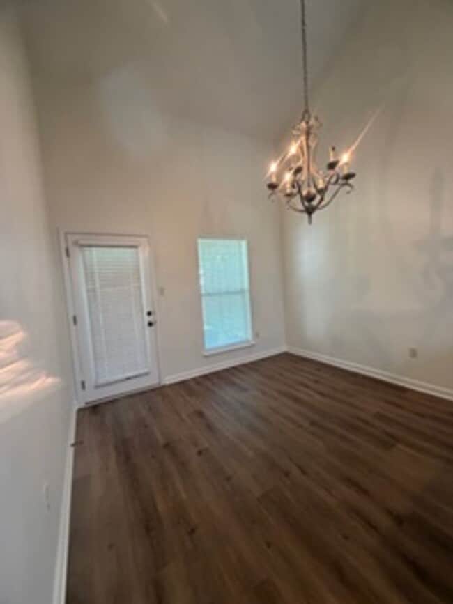 Building Photo - Knoxville Lovell Road Area 3 Bedroom 2.5 Bath with Garage Lawn Maintenance and Trash Pick up incl...