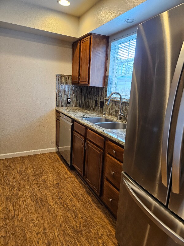 Building Photo - 1022 E 5th St