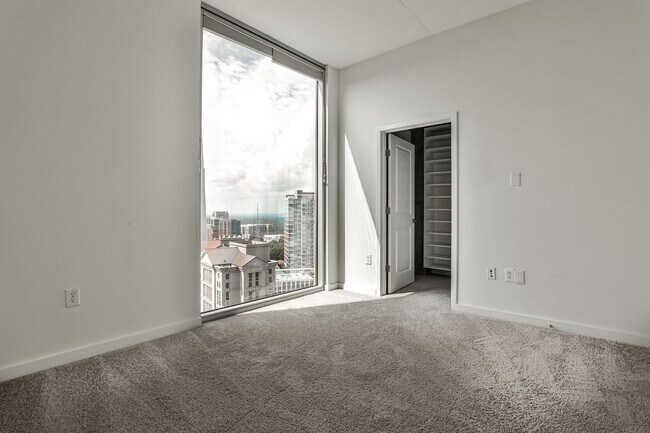 Building Photo - Luxury 28th Floor 2 Bedroom Condo For Leas...