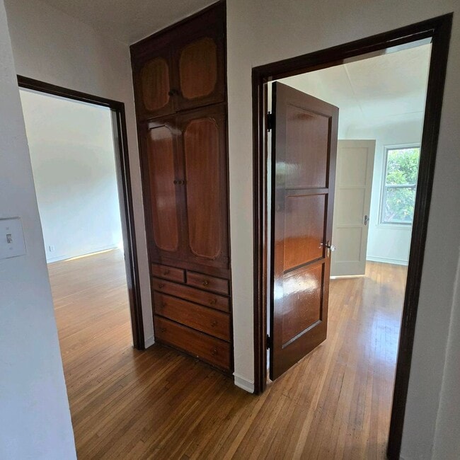 Building Photo - Large Fairfax area Lower Duplex