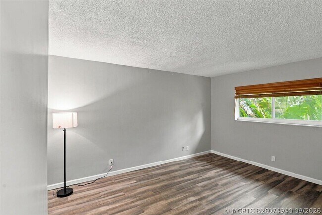 Building Photo - 2110 NE 39th St