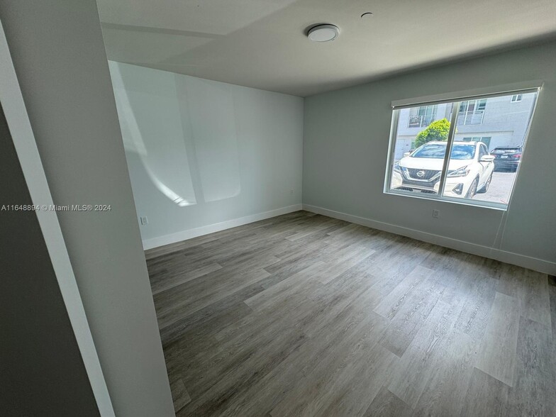 Building Photo - 2555 NE 193rd St