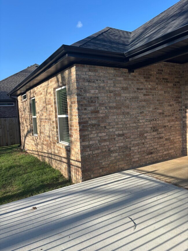 Building Photo - 3812 SW Pinecrest Dr