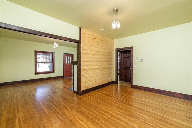 Building Photo - 312 S Willow Ave