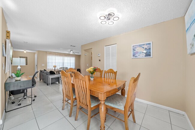 Building Photo - 2147 Sandalwood Dr