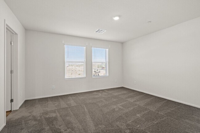 Building Photo - Modern 3 Bedroom Town House near Explorati...