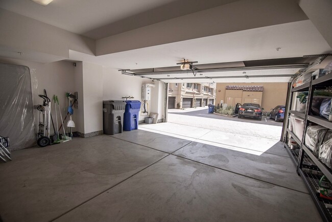 Building Photo - Spacious, clean, bright, furnished townhome!