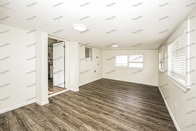 Building Photo - 9965 Crestwood Dr