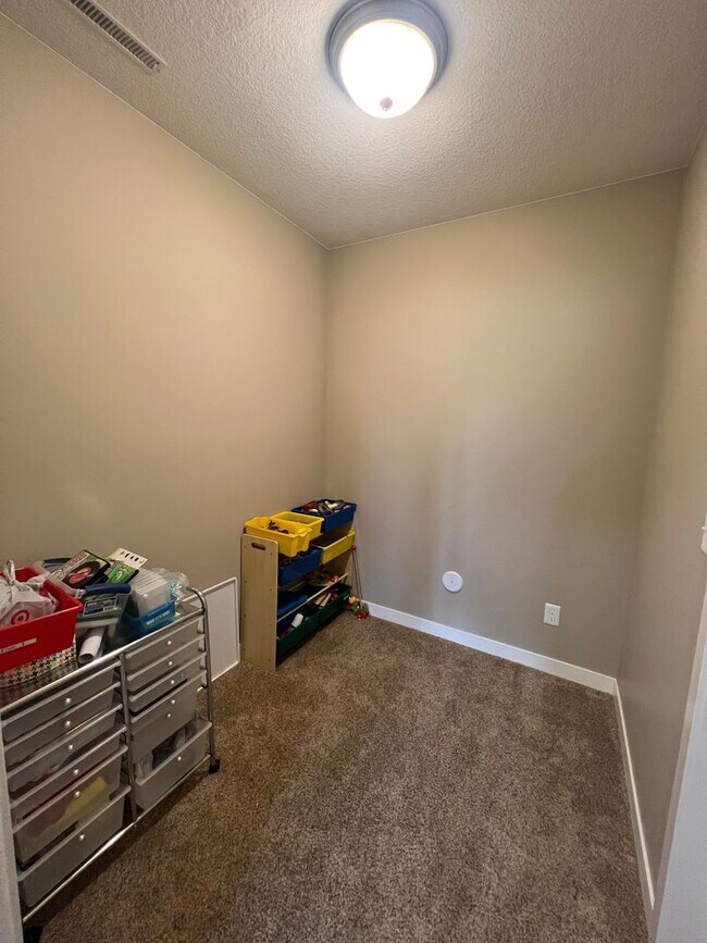 Building Photo - Beautiful 5-bed, 3.5-bath Single Family Home!