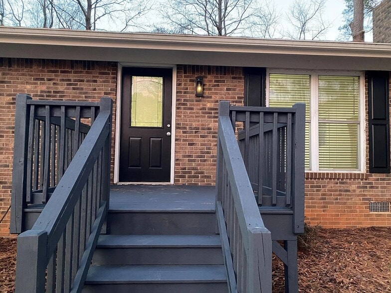 Front Entrance - 290 Chuckwood Rd