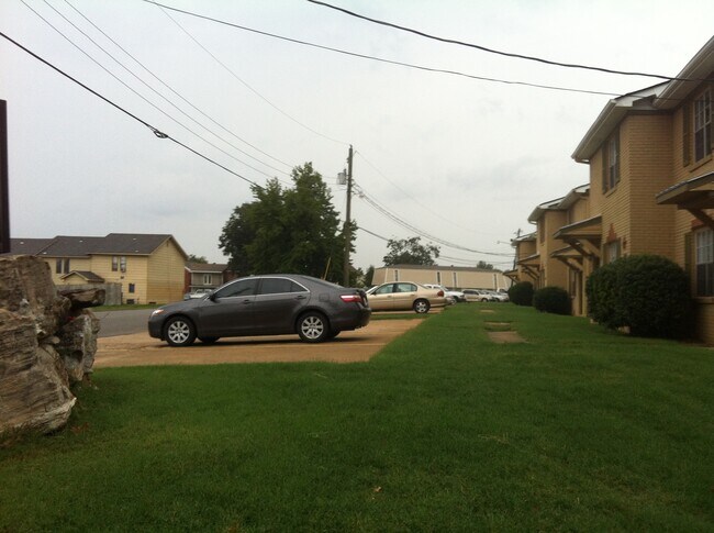 Building Photo - 1901 Cedar Heights Dr