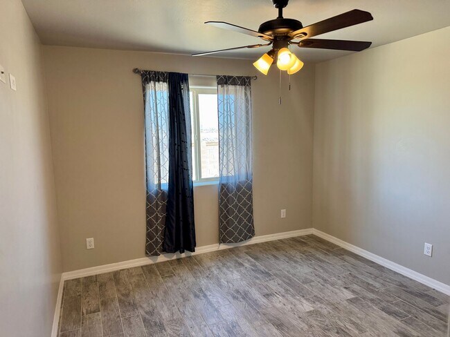 Building Photo - Enjoy the afternoon views in the 3 Bedroom...