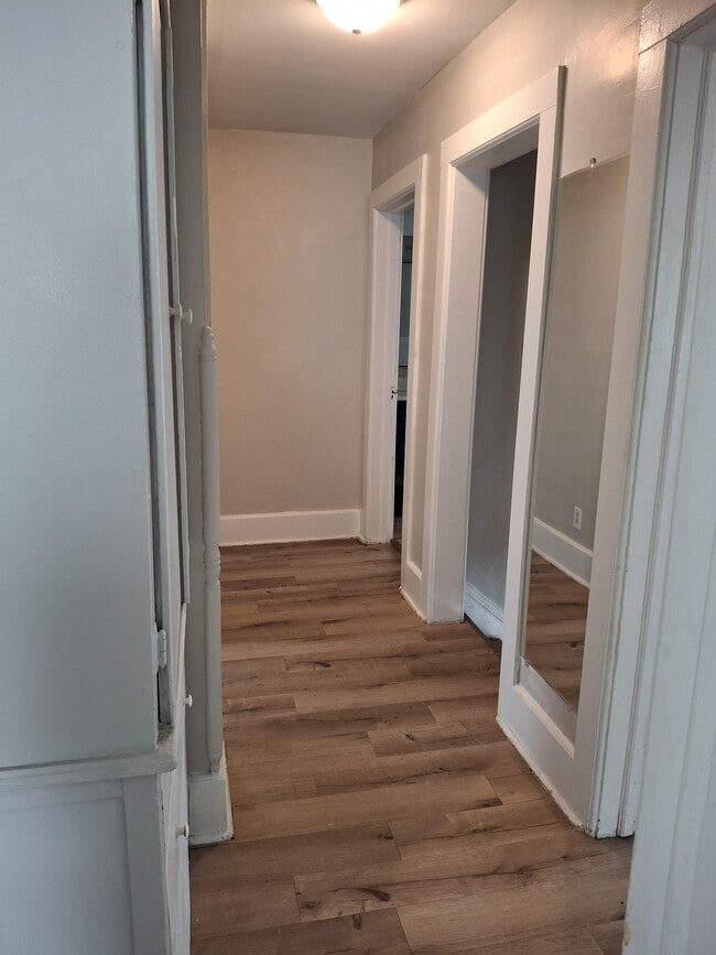 Building Photo - 913 E Washington St