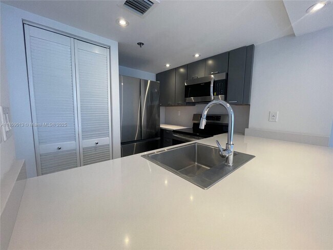 Building Photo - 540 Brickell Key Dr