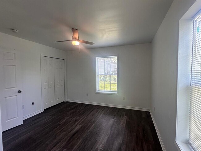 Building Photo - 112 Palamino Ct