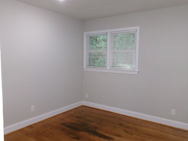 Building Photo - Classic ranch style home with basement for...