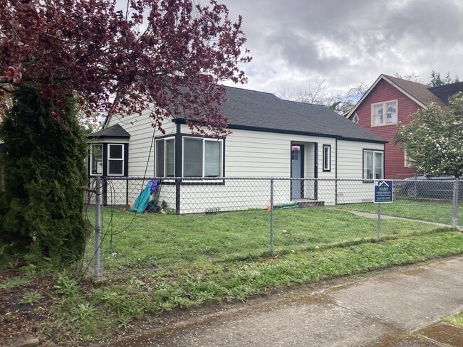 Building Photo - 1134 N Rainier Ave